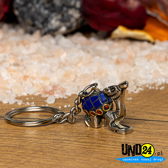 Brelok Dromader - srebrny - inkrustowany kamieniami w kolorze granatowym