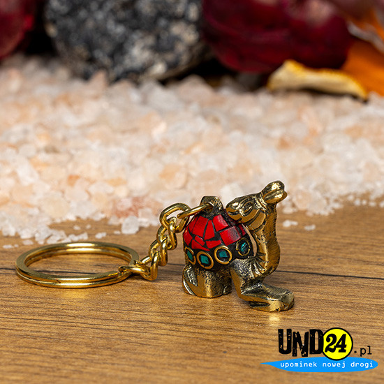Brelok Dromader - złoty - inkrustowany kamieniami w kolorze czerwonym