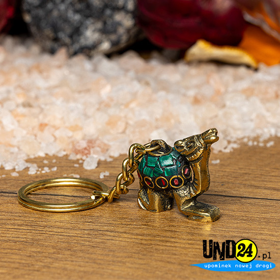 Brelok Dromader - złoty - inkrustowany kamieniami w kolorze zielonym